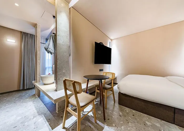 부산 대연동 뮤트호텔 Hotel